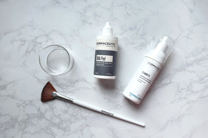 2週に1度のスペシャルケアを1年間続けられる分量のピーリング剤と、専用器具がセットになっています。  ■セットの中身 ・フォーマー15（洗顔剤） 40ml ・ミルクピール 60ml ・ブラシ 1本 ・カップ 1個